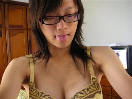 Nerdy Asian amateur girl wants to pose naked pictures too