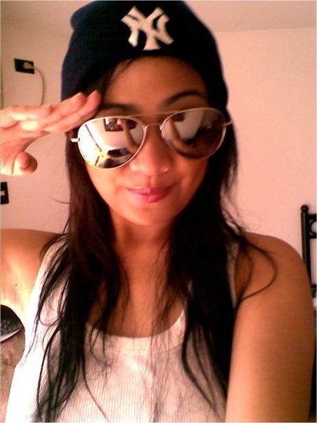 Stylish Filipina girlfriend loves her I-Phone very much