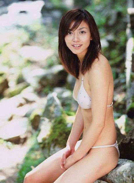 This beautiful gravure idol is simple perfection in her bikini