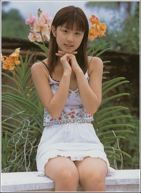 Dreamy gravure angel is simply adorable in a yellow bikini