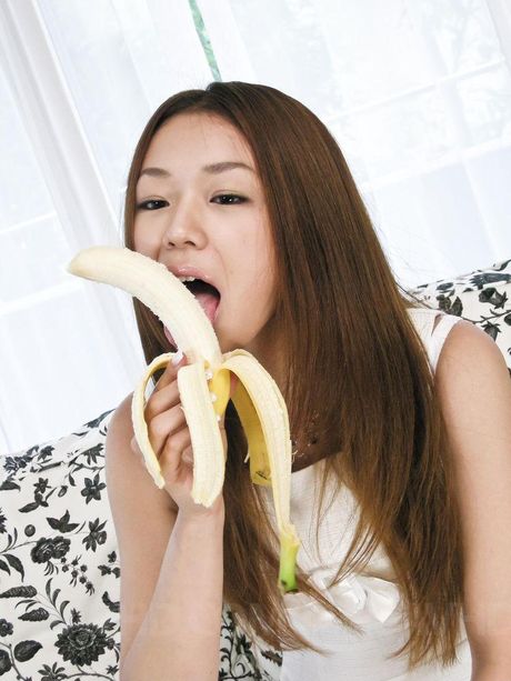 Race queen Sakura Hirota. A cock feels better than a banana or eggplant! You can even catch the semen with your mouth!