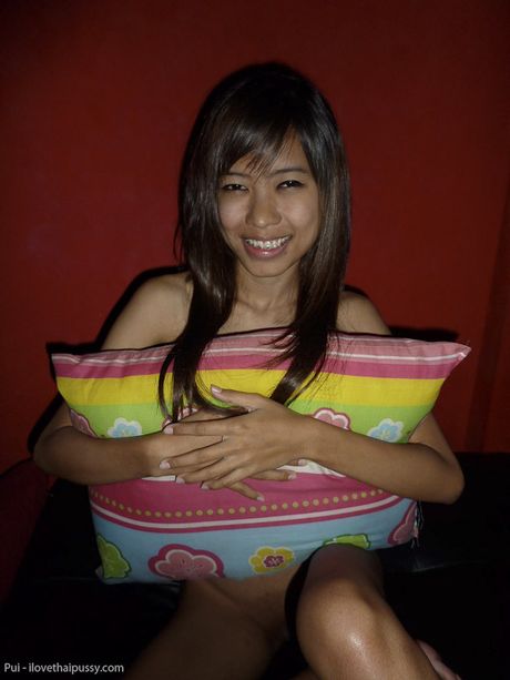 34kg Thai girl from Pattaya fucked by a horny foreign visitor