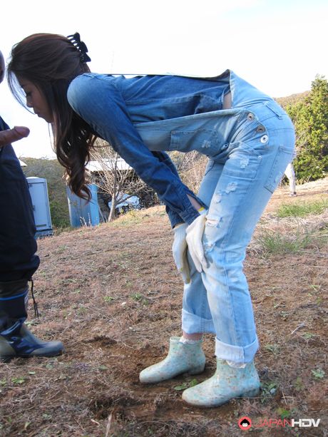 Farmer girl Maki Hojo in outdoor farewell gangbang