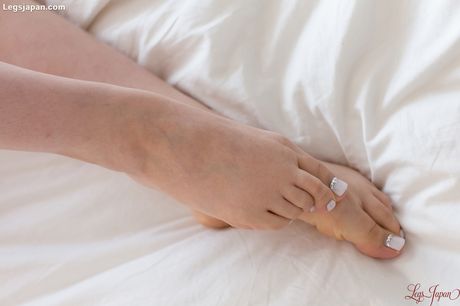 Asian cougar Kisaki Aya gives a footjob and gets her big melons worshiped