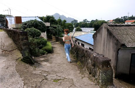 Perfect Asian babe An Naba strips and shows her hairy pussy in a solo