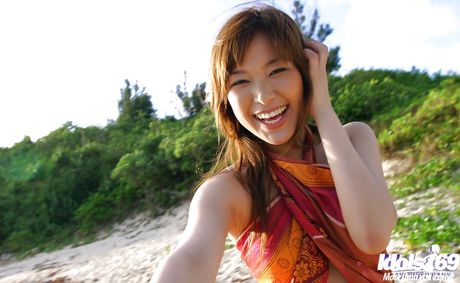 Enticing japanese babe Yua Aida loves some hot foot fetish at beach