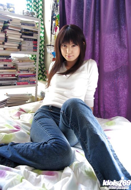 Sultry japanese babe Kurara in jeans exhibiting her butt
